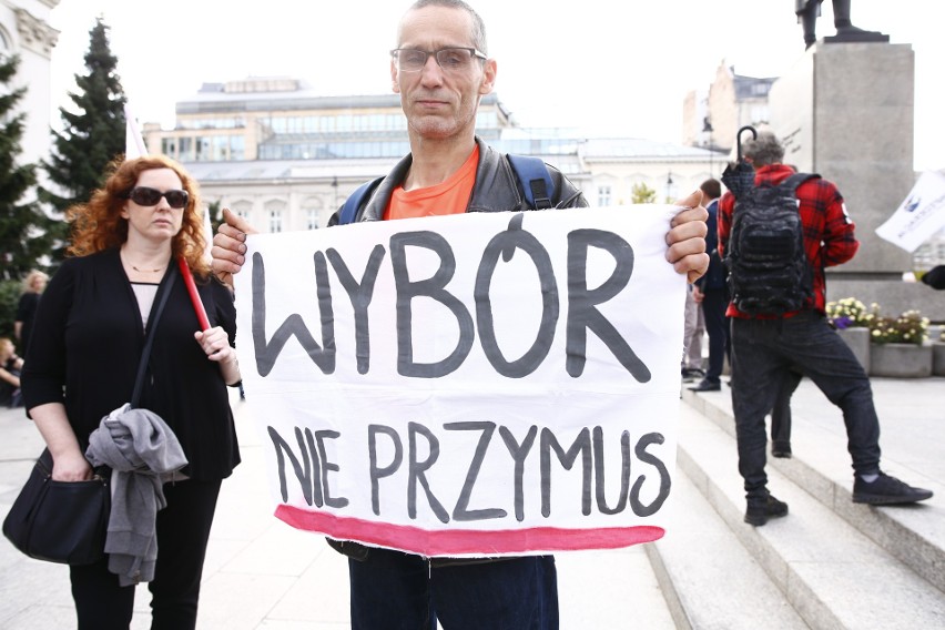 Warszawa: Manifestacja „Stop segregacji sanitarnej” [ZDJĘCIA] Protest przeciwko "przymuszaniu do szczepień i ustawie 1499"