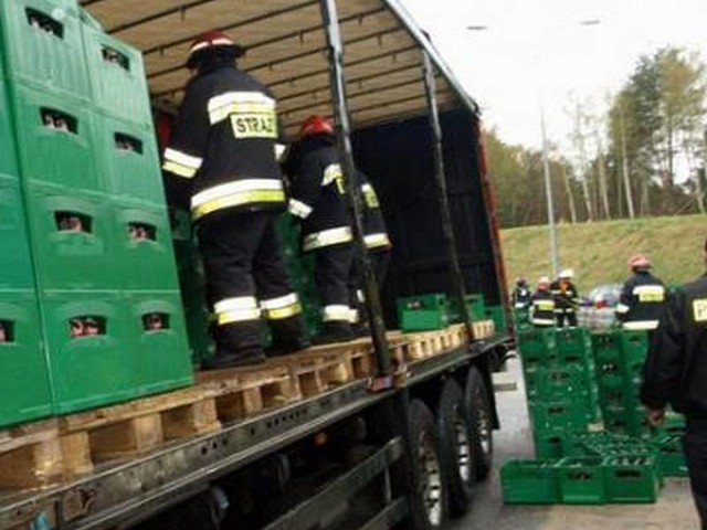 Piwa z naczepy ciężarówki wypadły na zakręcie. Powód? Źle zabezpieczony ładunek.