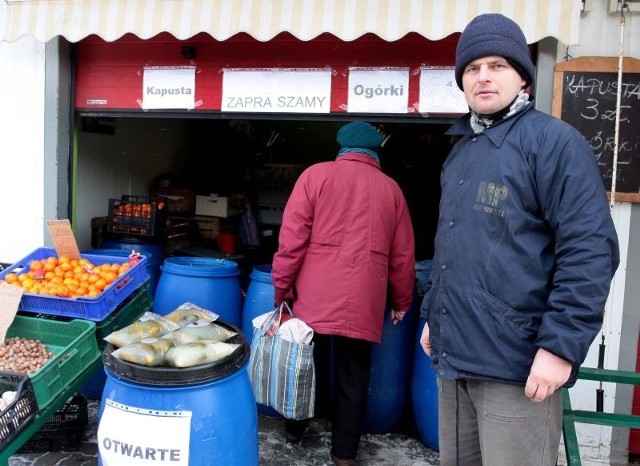 - W mrozy przychodzi mało kupujących, ale czekamy na nich cierpliwie a na niskie temperatury mamy swoje sposoby  &#8211; mówi Marcin Jamroży, sprzedający kiszonki na targu przy ulicy Wernera. 