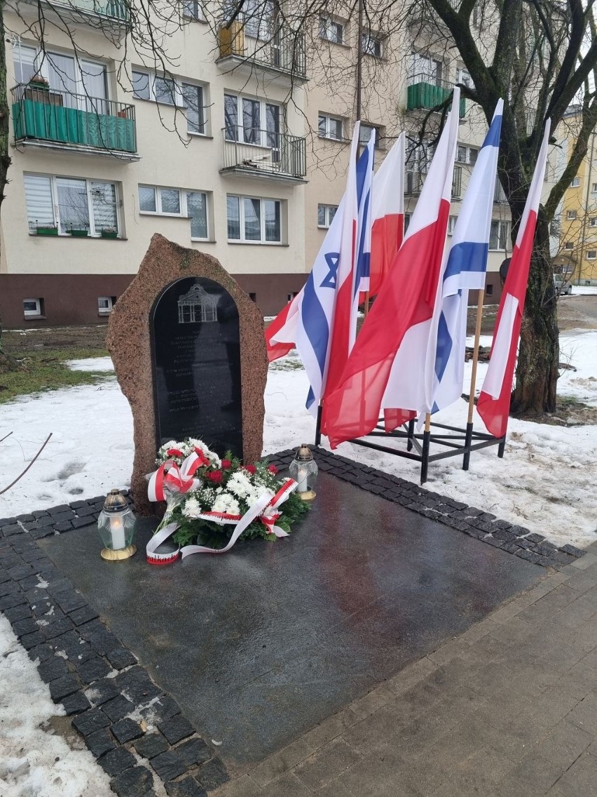W Suwałkach uczczono pamięć ofiar Holocaustu. Prezydent złożył kwiaty pod obeliskiem