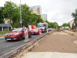 Ulica Lutomierska w Łodzi wyremontowana w połowie. Drogowcy pracują na drugiej jezdni