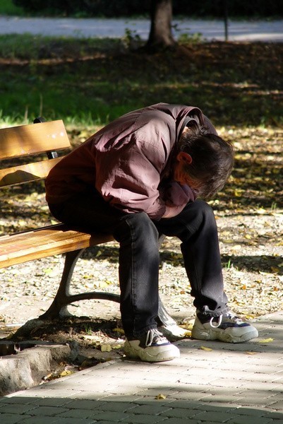 Pijany mężczyzna zdemolował budkę z kebabem i straszył strażników miejskich mówiąc, że zwolni ich z pracy.