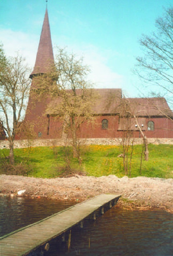Modrzewiowy kościółek w Leśnie od strony jeziora. Wkrótce  na brzegu wybudowane zostaną bulwary.