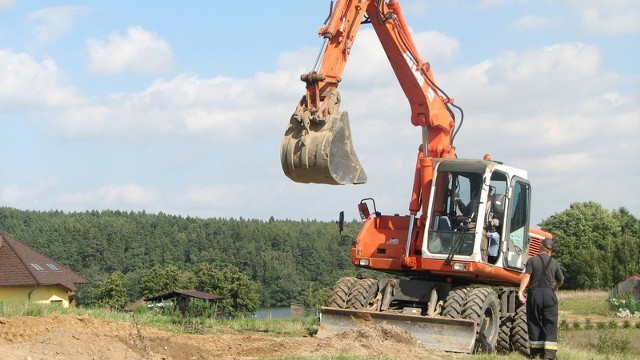 Zanim zacznie się budowa, ziemię trzeba odrolnić, a to potrwa.