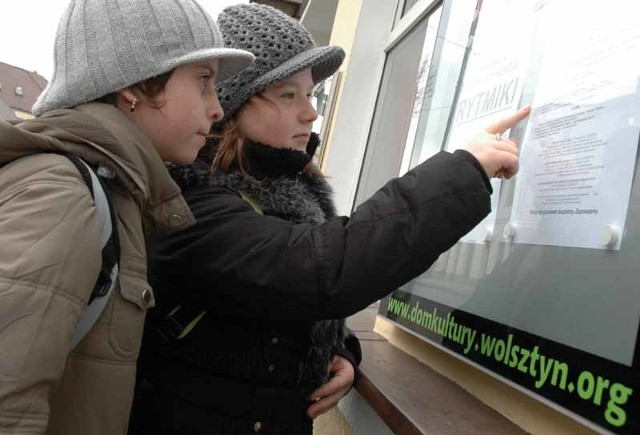 - Z chęcią w czasie zimowych ferii poszłybyśmy na zajęcia taneczne, ale niestety są organizowane tyko dla młodszych. Może wybierzemy się za to na warsztaty teatralne... - przyznały Jolanta Borek i Katarzyna Bugaj czytając afisz ze szczegółowym programem wakacyjnych zajęć.