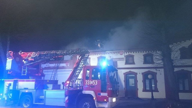 Dach i poddasze poniemieckiego budynku, w którym mieści się mieleński bar „Oskar” spłonęły doszczętnie.