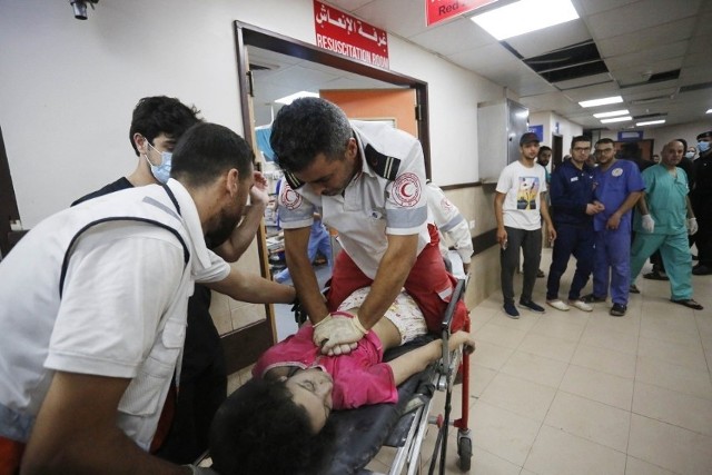 Al-Shifa, jest głównym szpitalem w Strefie Gazy, w którym aktualnie przybywają tysiące pacjentów, głównie ofiar wojny Hamasu z Izraelem.