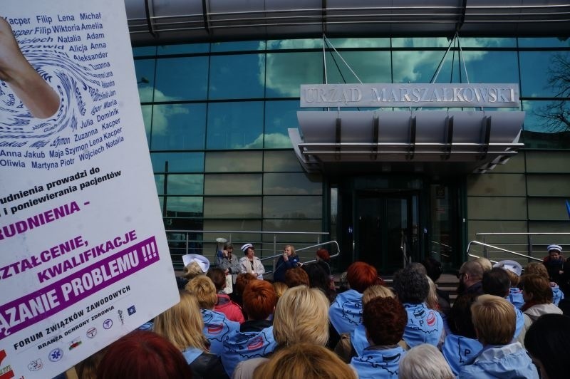 Protest pielęgniarek przed urzędem marszałkowskim