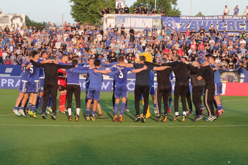 Ruch Chorzów - GKS Katowice 1:0. Tak cieszyli się kibice i piłkarze Niebieskich ZDJĘCIA