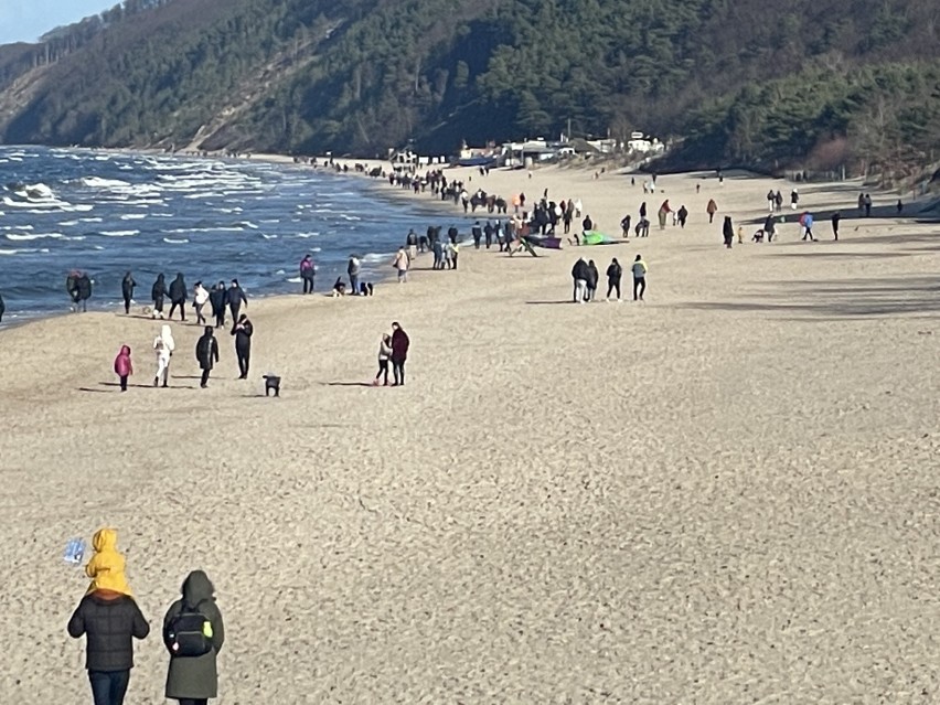 Weekend w Międzyzdrojach. Tłumy turystów odwiedziło kurort, aby cieszyć się słoneczną pogodą [ZDJĘCIA]