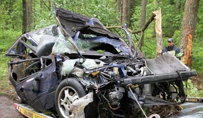 Tama. Tragiczny wypadek. 22-letni kierowca peugeota zginął po zderzeniu z drzewem (zdjęcia)