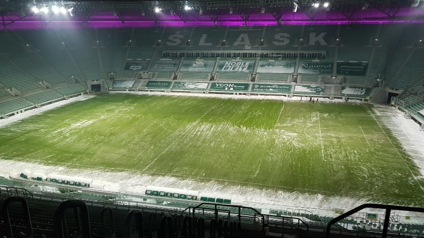 Murawę Stadionu Wrocław odśnieżano w poniedziałek ręcznie...