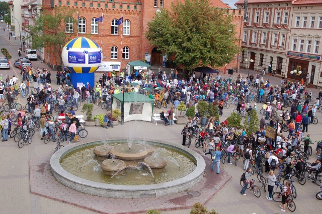 Szczecinek i jego mieszkańcy są zakochani w rowerach, na zdjęciu zbiórka przed imprezą na Światowy Dzień bez Samochodu. Teraz w mieście pojawią się nowe ścieżki rowerowe