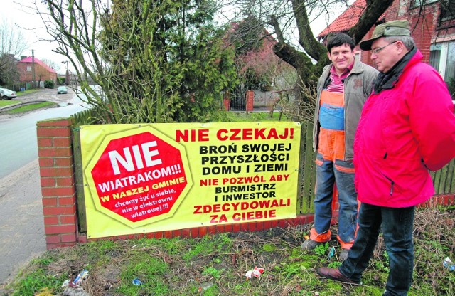 Liderami protestujących przeciwko powstaniu farmy wiatrakowej są sołtys Chmielinka  Robert Stępiński i radny Krzysztof Czarkowski