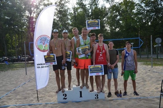 Nagrodzeni uczestnicy turnieju siatkówki plażowej Sułkowice cup 2022.
