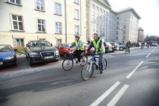 Urzędnicy Urzędu Marszałkowskiego na rowerach z marszałkiem...