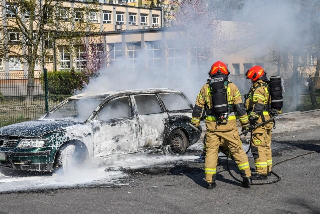 We wtorek (7 kwietnia 2020 r.) na ulicy Bohaterów Westerplatte spłonął volkswagen passat.Bydgoscy strażacy, we wtorek (7 kwietnia 2020 r.) ok. godz. 14.35  otrzymali zgłoszenie o tym, że na ulicy Bohaterów Westerplatte, w pobliżu Szkoły Podstawowej nr 57 zapalił się samochód osobowy. Do akcji gaszenia auta wyjechała jedna jednostka straży pożarnej. Ogień ugaszono bardzo szybko. Przyczyny pożaru nie są jeszcze znane.