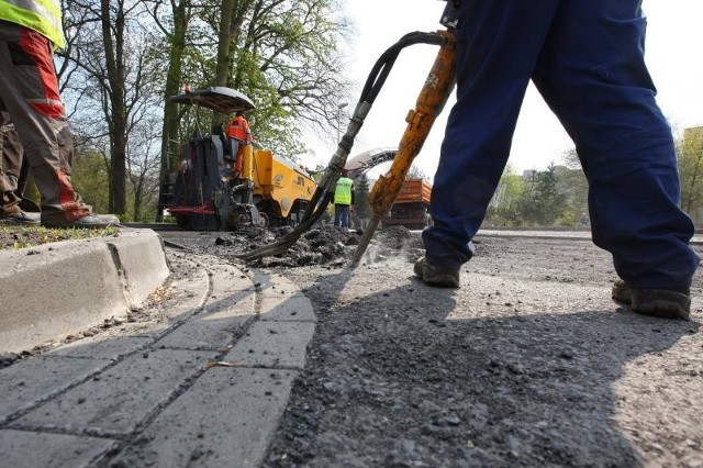 Kierowcy muszą się liczyć, że mogą chwilę postać zanim przejadą przez rondo.