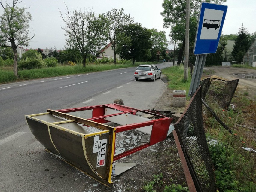 Ciężarówka wjechała w przystanek w Kędzierzynie-Koźlu (zdjęcia)