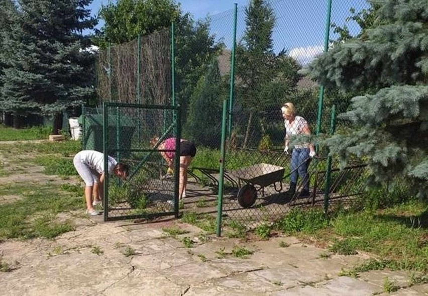 Mieszkańcy wyremontowali teren wokół szkoły w Małaszynie [ZDJĘCIA] 