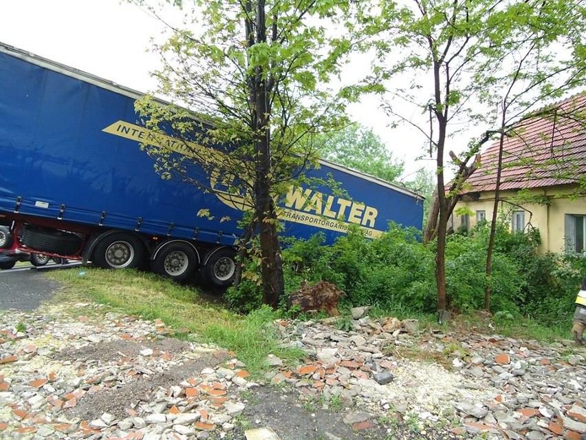 Ciężarówka wjechała w dom w Michałowicach [ZDJĘCIA]