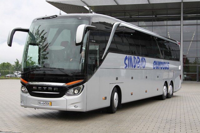 Opolski Sindbad kupił 26 autobusów za 40 milionów złotych40 milionów złotych zapłaci opolski Sindbad za 26 nowych autobusów. 16 pojazdów zasili tabor, którym dysponuje Sindbad, kolejnych dziesięć trafi do firm partnerskich. Część autokarów już przyjechała do Opola, pozostałe opuszczą fabrykę do końca czerwca. Firma nie wyklucza jednak zwiększenia tegorocznego zamówienia o kolejne pojazdy z datą odbioru pod koniec roku.