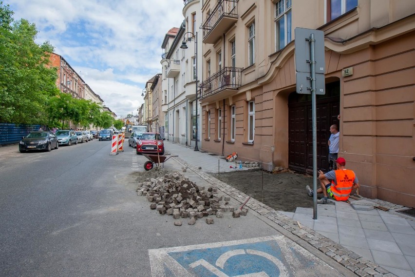 Trwa remont chodnika wzdłuż ulicy Pomorskie. Jak zapowiada...