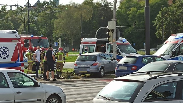 W sobotę na rondzie im. Dmowskiego w Lublinie doszło do poważnego wypadku w wyniku, którego aż cztery osoby trafiły do szpitala