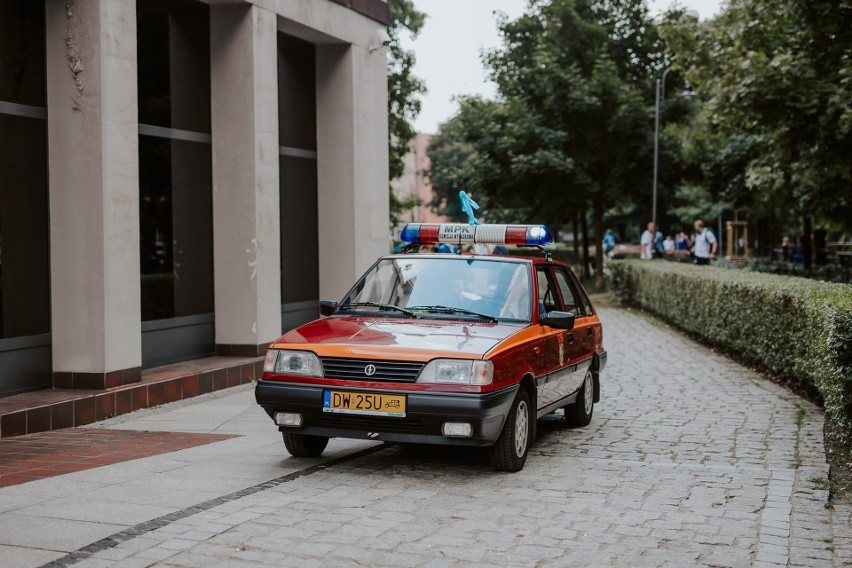 W dniu ślubu Karolina i Tomek zostali przywiezieni pod USC...