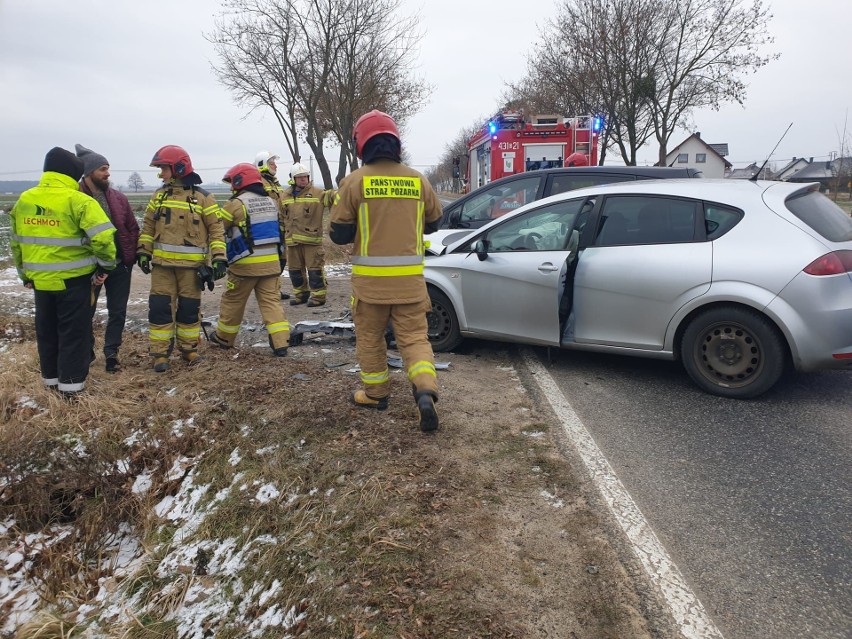 Zderzenie dwóch samochodów osobowych w Kuniowie, na trasie...