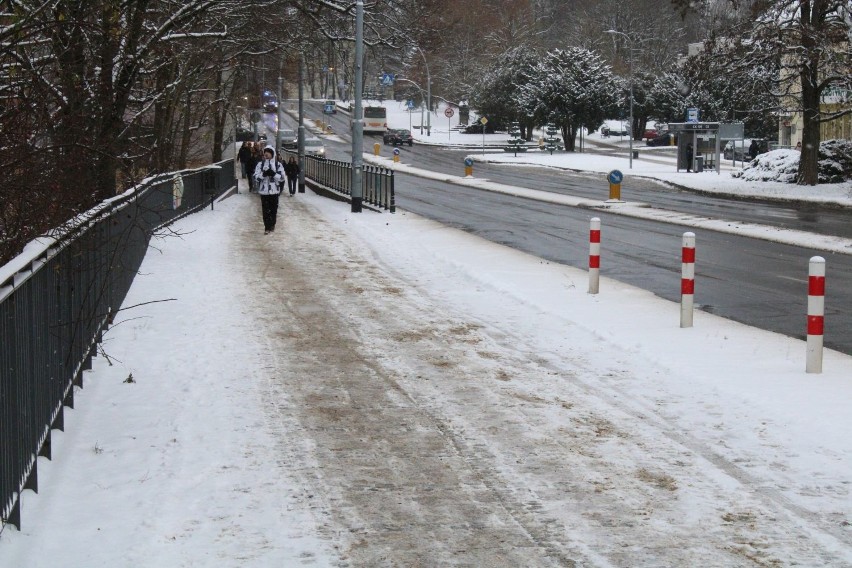 Zima w Koszalinie. Główne jezdnie i chodniki są odśnieżone,...
