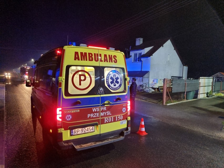 Pożar domu w Bolestraszycach koło Przemyśla. Do szpitala zabrano trzy osoby [ZDJĘCIA]