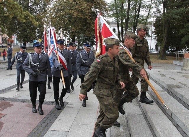 Delegacje Wojska Polskiego, kombatanci, poczty sztandarowe, przybyły na radomskie obchody rocznicy II wojny światowej.