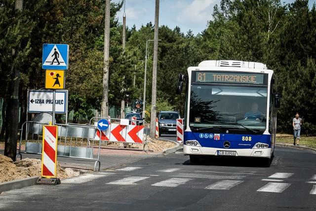 Kierowcy, którzy przejeżdżają ulicą Romanowskiej (przy Centrum Onkologii), muszą zachować ostrożność. Co prawda, można już wjechać do CO od strony ul. Matki Teresy z Kalkuty, ale właśnie rozpoczęły się na Romanowskiej roboty drogowe, które potrwają miesiąc, a przeprowadza je - w ramach pierwszego pakietu programu przebudowy i modernizacji nawierzchni ulic - firma Kobylarnia S.A.INFO Z POLSKI  - przegląd najciekawszych informacji ostatnich dni w kraju (25-31.05.2017)