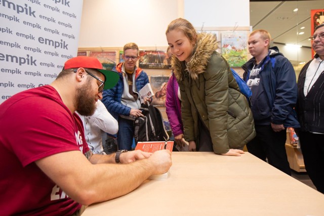 Trzykrotny mistrz świata w rzucie młotem Paweł Fajdek promował w salonie Empiku w Focus Mall Bydgoszcz swoją książkę „Petarda. Historie z młotem w tle”. To zbiór niezwykłych historii z życia jednego z najbardziej utytułowanych polskich lekkoatletów. Młociarz opisuje również kulisy życia innych lekkoatletycznych gwiazd. Współautorami są Paweł Skraba i Paweł Hochstim, dziennikarze sportowi. To właśnie oni zaproponowali wspólne napisanie tej książki.Podczas spotkania Paweł Fajdek rozdał swoim fanom kilkadziesiąt autografów, wręczył też „Petardę” i koszulkę reprezentacji Polski ze swoim autografem.