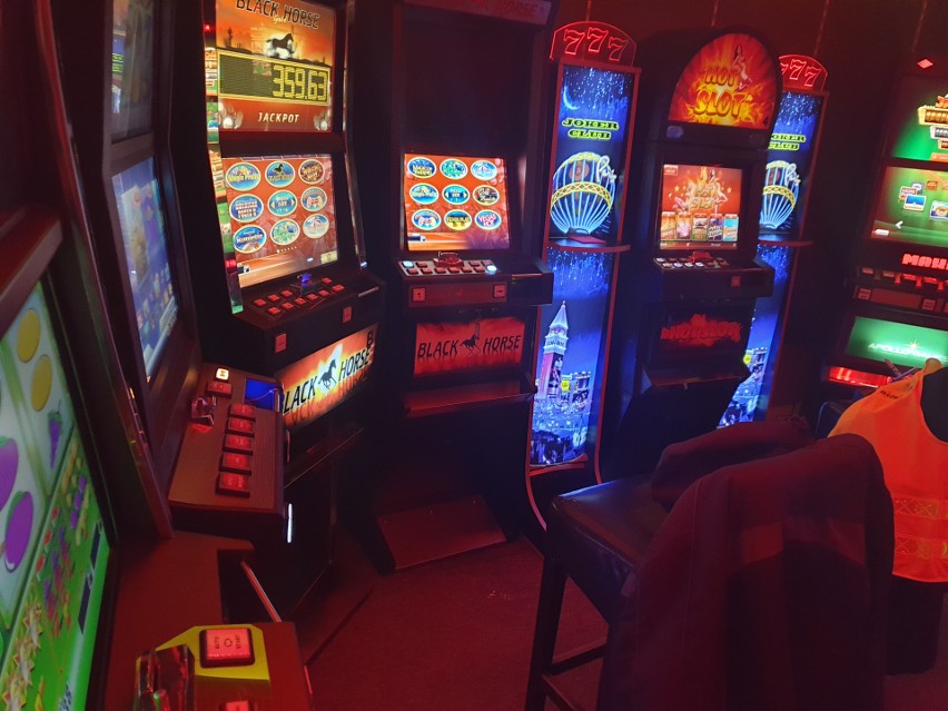 W lokalu zabezpieczono osiem automatów do gier