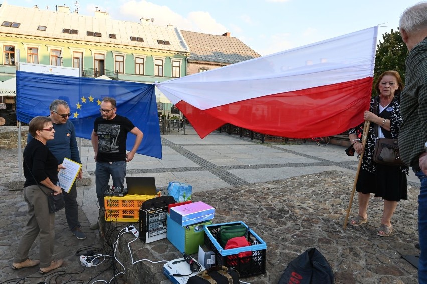 Pikieta w obronie wolnych mediów na Rynku w Kielcach (ZDJĘCIA)