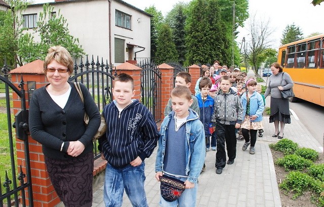 Najmłodsi uczniowie Szkoły Podstawowej w Pocierzynie przyjechali do biblioteki w Osięcinach na wspólne czytanie książek