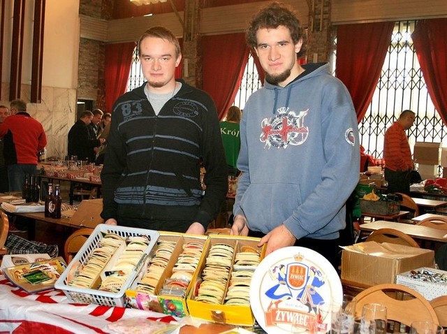 Bracia Paweł i Kamil Kowalczykowie z Radomia uzbierali kolekcję liczącą 1,5 tysiąca podstawek pod piwo.