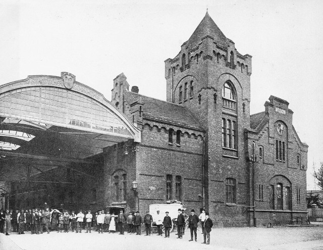 Koniec wielkiej rozbudowy toruńskiej rzeźni, przeprowadzonej w latach 1908 - 1911. Wtedy właśnie nad halą wjazdową, łączącą halę ubojową z chłodnią, pojawił się pierwszy żelbetowy strop w regionie.