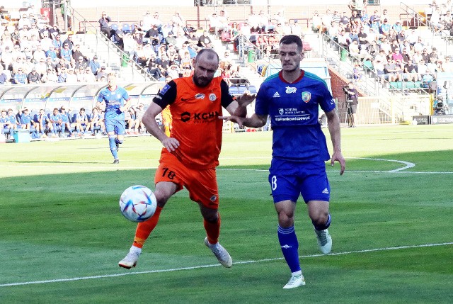 Miedź Legnica przegrała z KGHM Zagłębiem Lubin 0:1 w 17. Derbach Zagłębia Miedziowego. Spotkanie to rozegrano w ramach 5. kolejki PKO Ekstraklasy. Oceniliśmy piłkarzy obu zespołów za występ w tym spotkaniu. Oceny w skali 1-10, gdzie 10 to klasa światowa, a 1 to występ poniżej wszelkiej krytyki.WAŻNE! Do kolejnych piłkarzy przejdziesz za pomocą gestów lub strzałek