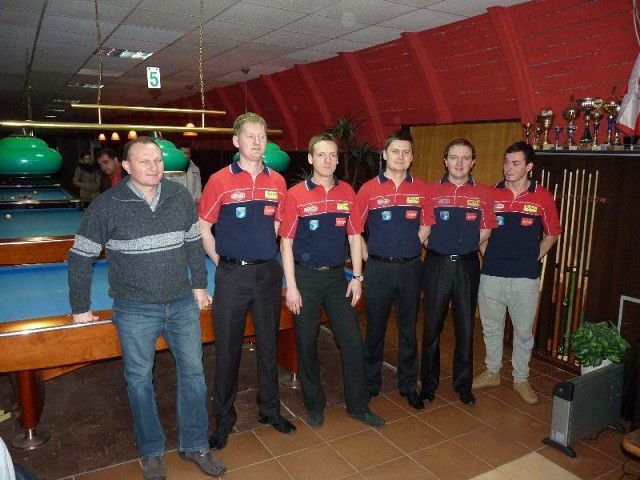 Mistrzowska drużyna z trenerem Markiem Karlikowskim (pierwszy z lewej).