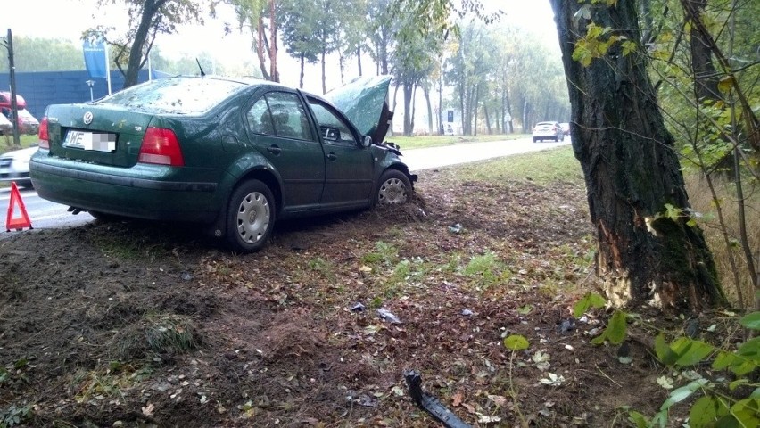 Wypadek na Strykowskiej. Samochód uderzył w drzewo
