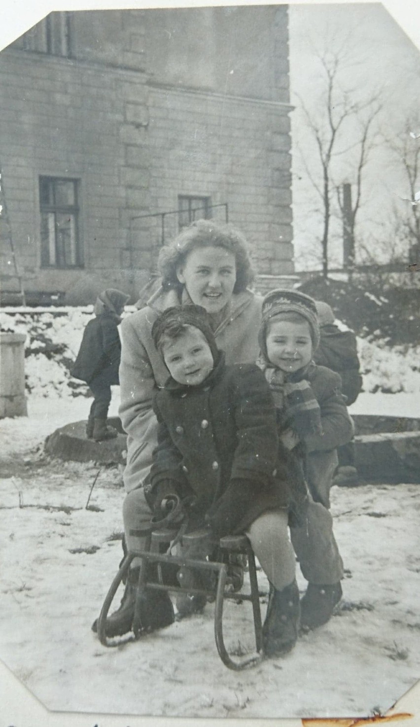 Wanda Olejnik (kierownik Przedszkola w latach 1957-1959)...