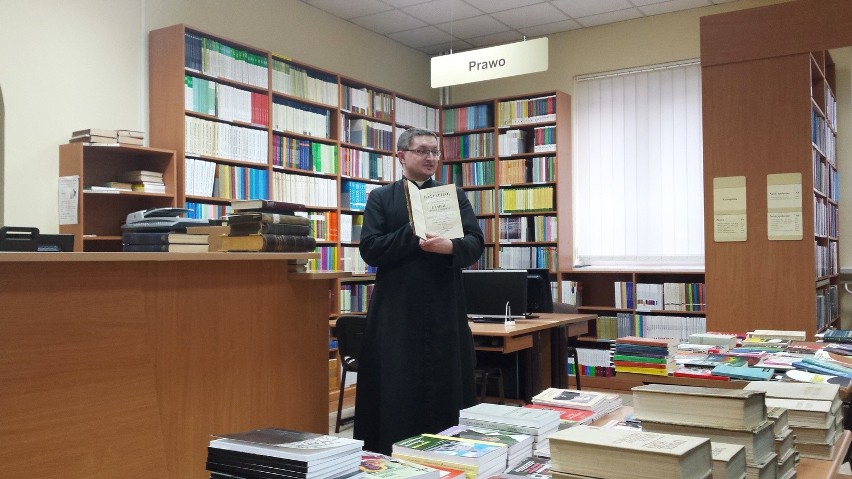 Diakon Szczepan Kowalik pokazywał cenne ksiąźki.