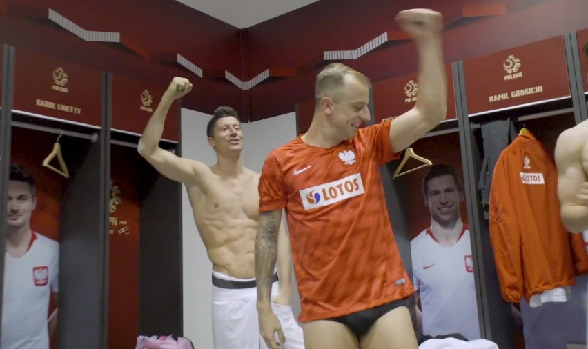 Zaśpiewali na znak Grosika. Kulisy meczu Polska - Łotwa 2:0 [WIDEO]