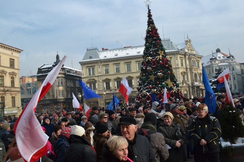 Manifestacja KOD w Bielsku-Białej. Mróz, demokracja, narodowcy i... poseł Pięta [ZDJĘCIA]