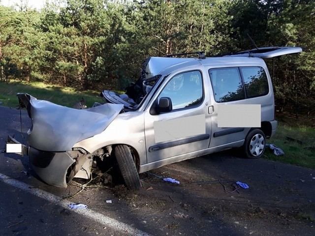 Do wypadku doszło około godz. 6.25 na drodze powiatowej między Polickiem w gm. Pszczew i Bobowickiem w gm. Międzyrzecz. Z nieustalonych jeszcze przyczyn citroen berlingo zjechał na pobocze i uderzył w rosnące tam drzewo.Po kraksie samochód zamienił się w stertę blach. Uderzenie było tak silne, że drzewo się przechyliło na pobocze. Ciężko ranny został 25-letni pasażer, mieszkaniec Wielkopolski. Ma połamane kończyny i uraz czaszkowo-mózgowy. Karetka zawiozła go do Bobowicka, skąd zabrał go śmigłowiec lotniczego pogotowia.Kierujący pojazdem 23-latek wyszedł z tego bez większych obrażeń. Był trzeźwy. Wrak zablokował drogę, dlatego kierowcy musieli korzystać z objazdu przez Żółwin i Szarcz. W akcje ratowniczą zaangażowanych było prawie 30 osób - medycy, policjanci oraz strażacy zawodowi z Międzyrzecza i ochotnicy z Pszczewa.Przeczytaj także: Trzy ofiary tragedii w Gądkowie Wielkim. Kierowca uciekł?