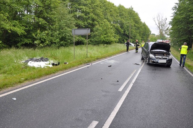 Informacja o wypadku na odcinku drogi wojewódzkiej 246 w Szubin-Wsi (powiat nakielski) wpłynęła do służb tuż przed godziną 18:00. W wypadku uczestniczyły dwa pojazdy osobowe i motorowerzysta.- Kierujący oplem merivą zjechał na przeciwległy pas jezdni, uderzył w motorowerzystę, a następnie także w opla zafirę – mówi podkom. Justyna Andrzejewska z zespołu prasowego Komendy Powiatowej Policji w Nakle nad Notecią.Na miejsce zdarzenia skierowano również śmigłowiec Lotniczego Pogotowia Ratunkowego, którym do szpitala przetransportowany został motorowerzysta. Nieoficjalnie dowiedzieliśmy się, że mężczyzna jest w ciężkim stanie.AKTUALIZACJA: Mężczyzna zmarł w szpitalu, był to 31-letni mieszkaniec gminy Sadki.