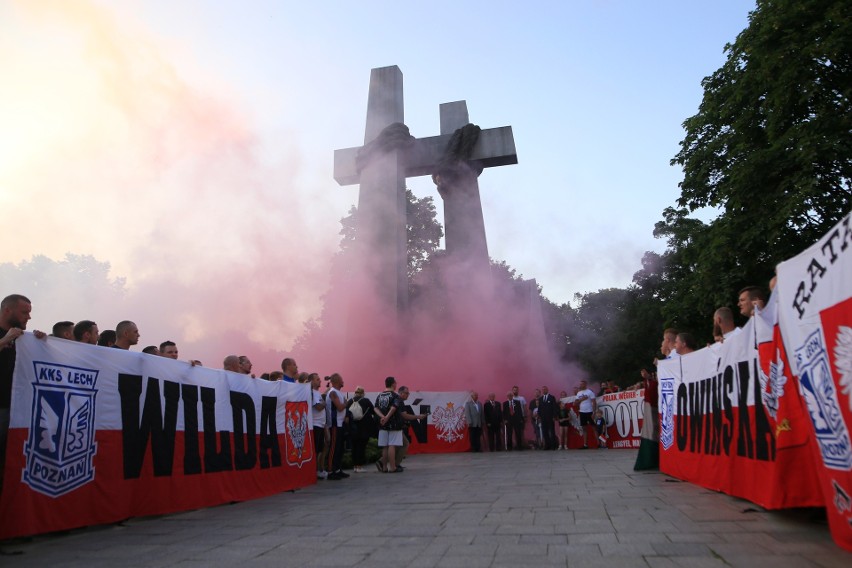 Wielkie racowisko w Poznaniu. Kibice Lecha uczcili bohaterów...